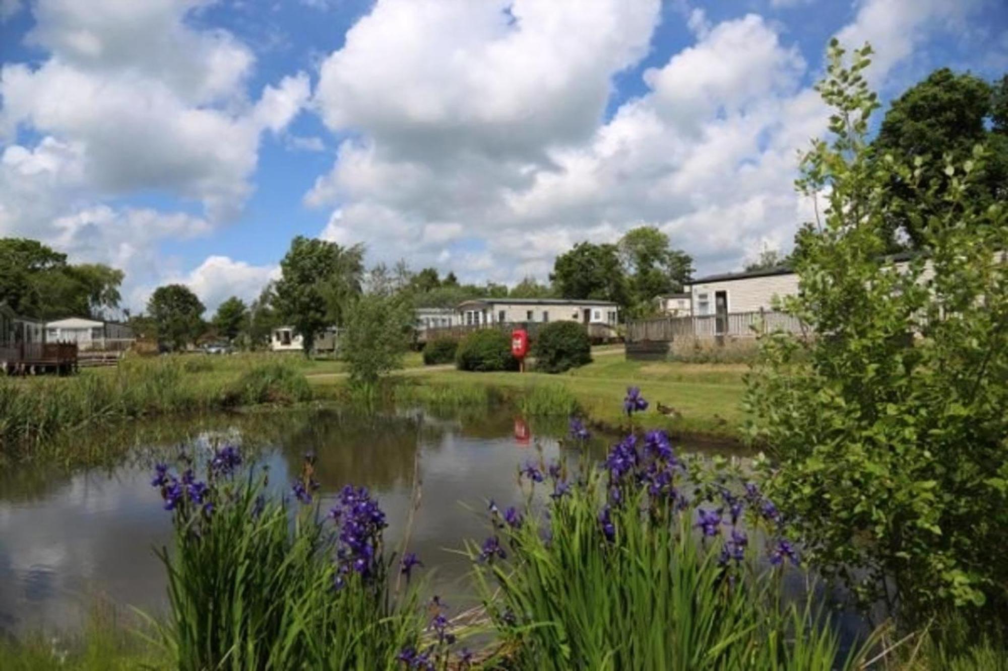 Beautiful Caravan With Decking At Carlton Meres Holiday Park, Suffolk Ref 60022M Saxmundham Kültér fotó